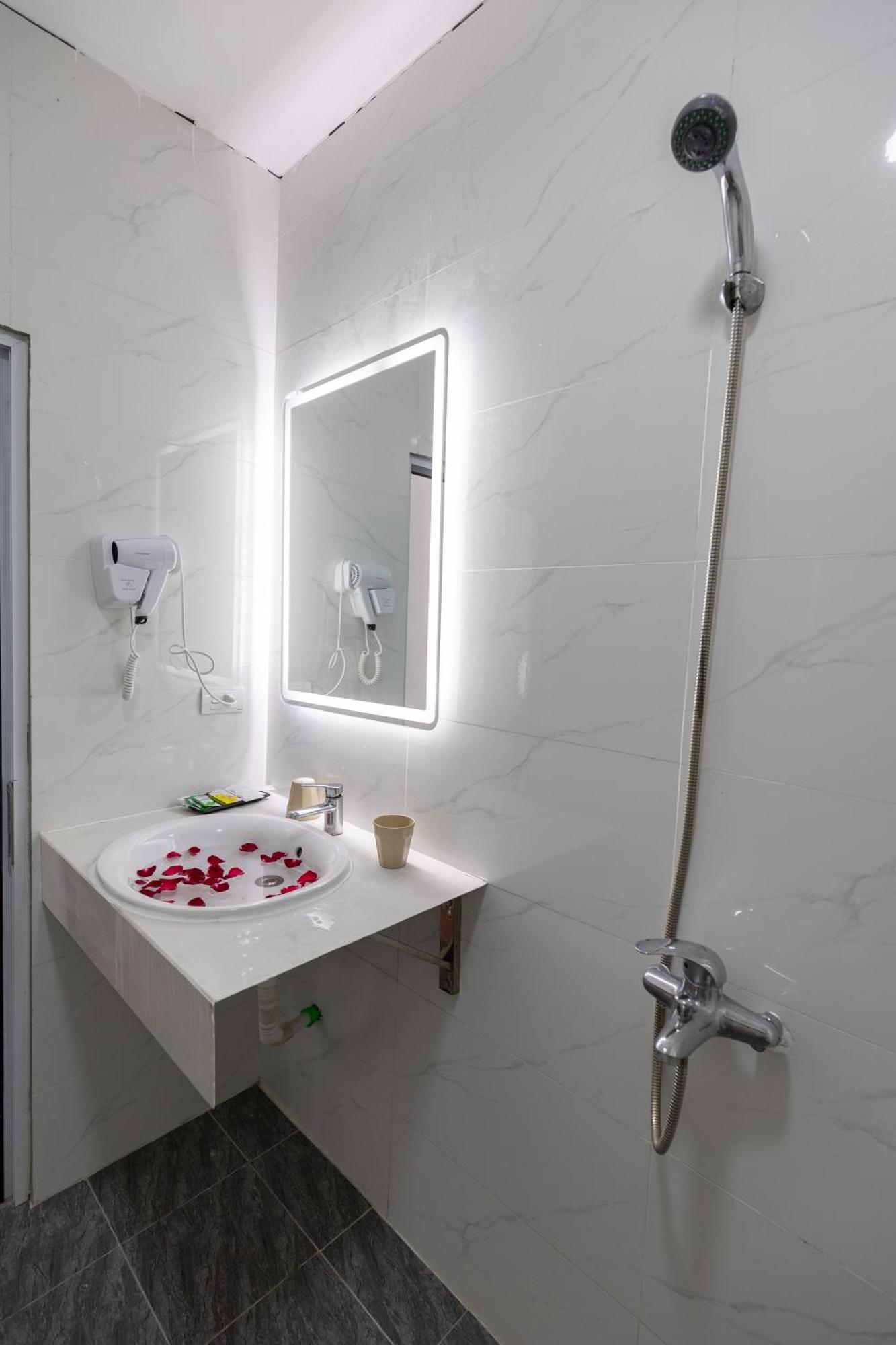 Hoang Gia Hotel Dong Anh ภายนอก รูปภาพ